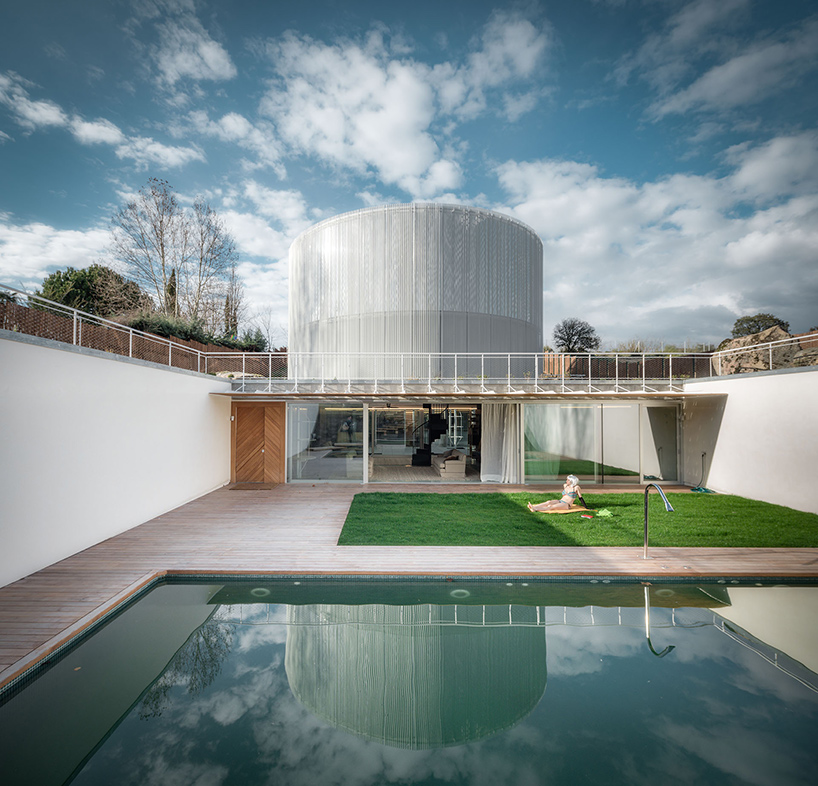 Z4Z4-AAA-casa-tobogan-TB-house-madrid-spain-designboom-05