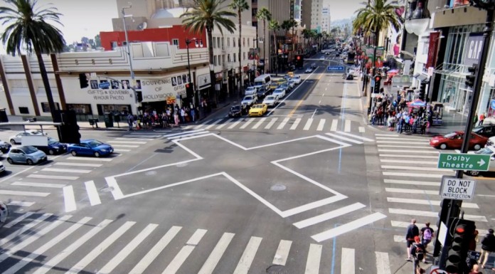 ทางข้ามบนสี่แยก Hollywood&Highland