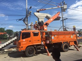กฟน. รื้อแล้ว! เสาไฟฟ้าโผล่กลางสะพานลอย บางใหญ่