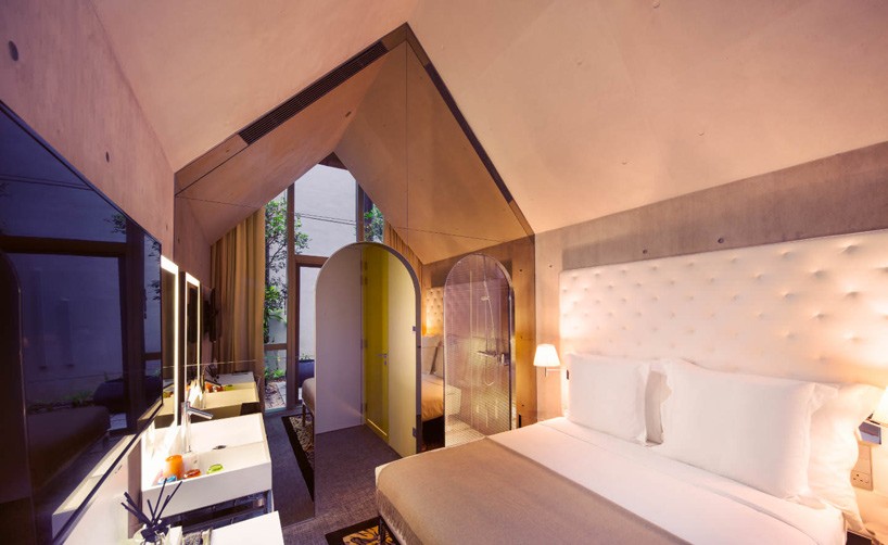 philippe-starck-m-social-singapore-hotel-designboom-03-818x502