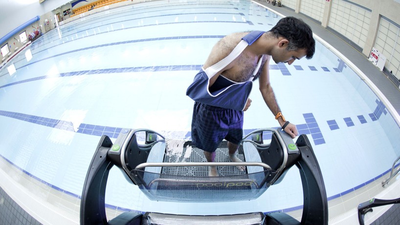 poolpod-products-swimming-mobility-platform-designboom-04-818x461