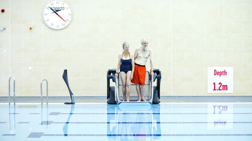 poolpod-products-swimming-mobility-platform-designboom-06-818x458