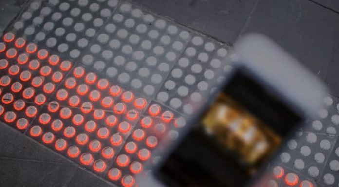 นักออกแบบชาวออสเตรเลีย เอาใจผู้ใช้สมาร์ทโฟน คิดค้น สัญญาณไฟคนข้ามฝังพื้น หวังช่วยลดอุบัติเหตุ สัญญาณไฟคนข้ามฝังพื้น