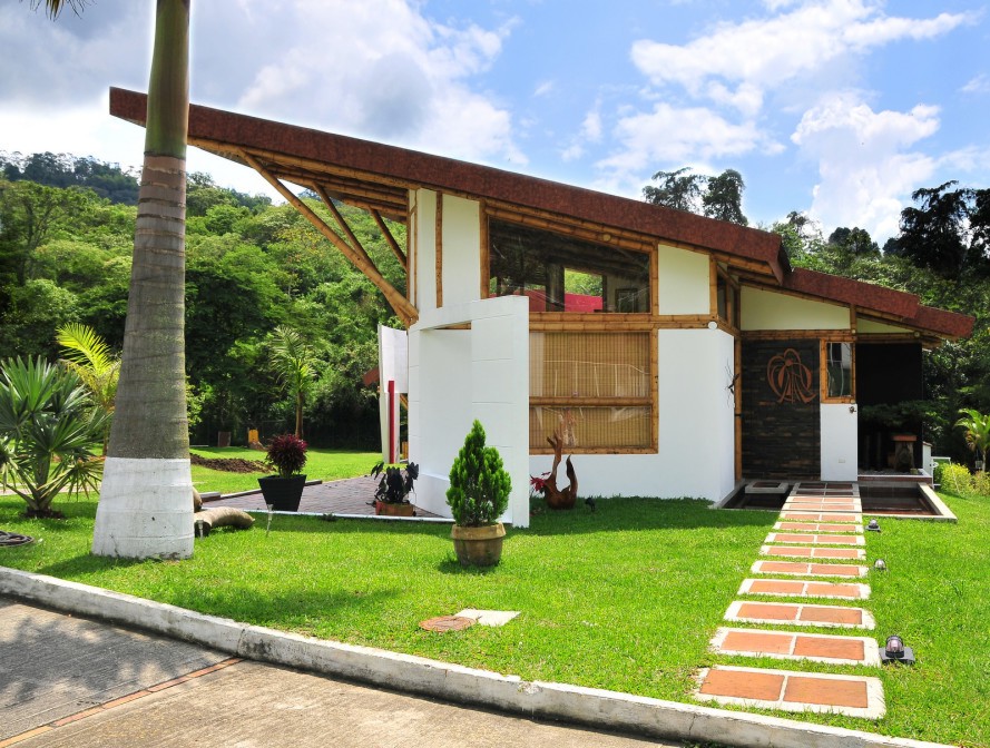 bamboo-house-889x672