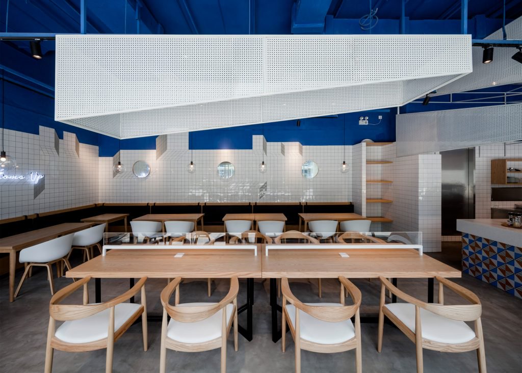 paras-cafe-the-swimming-pool-studio-blue-white-ceramic-tiles-interior-design-shanghai-china_dezeen_2364_ss_0-1024x732