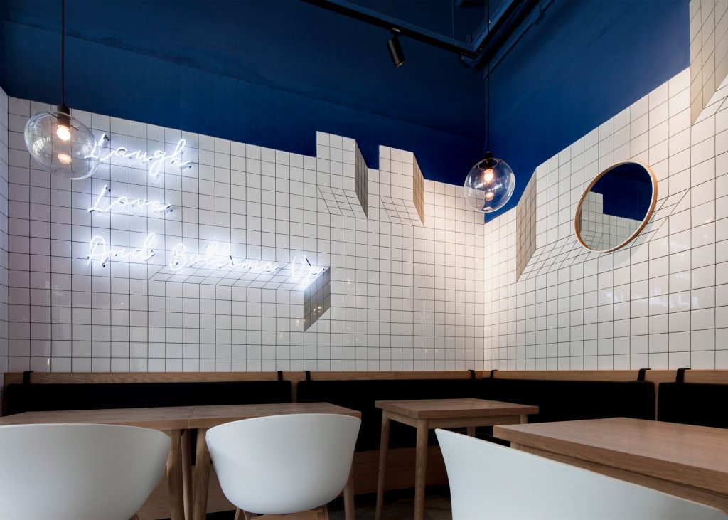 paras-cafe-the-swimming-pool-studio-blue-white-ceramic-tiles-interior-design-shanghai-china_dezeen_2364_ss_7-1024x731