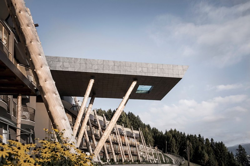 1cantilevered-sky-pool-noa-hotel-hubertus-dolomites-italian-alps_dezeen_2364_col_19-1024x681