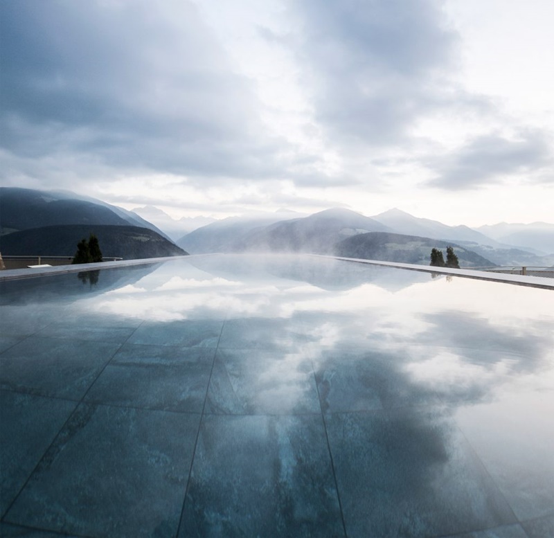 1cantilevered-sky-pool-noa-hotel-hubertus-dolomites-italian-alps_dezeen_2364_col_2-1024x994