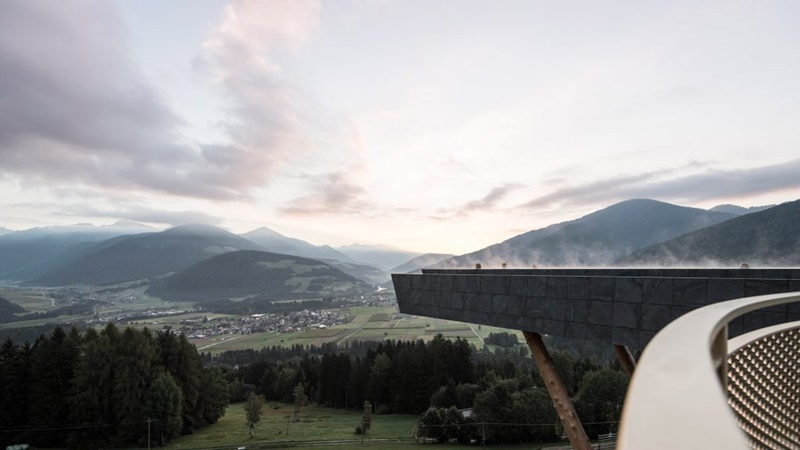 1cantilevered-sky-pool-noa-hotel-hubertus-dolomites-italian-alps_dezeen_2364_col_5-1024x576