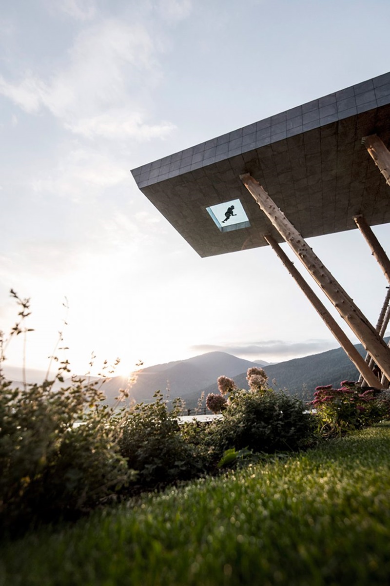 1cantilevered-sky-pool-noa-hotel-hubertus-dolomites-italian-alps_dezeen_2364_col_8-852x1280