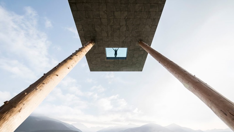 1cantilevered-sky-pool-noa-hotel-hubertus-dolomites-italian-alps_dezeen_hero-1024×576