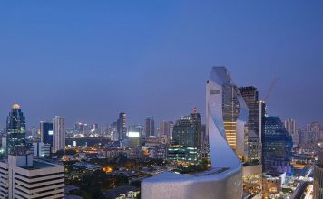 เสร็จสมบูรณ์แล้ววันนี้ กับโปรเจค ‘Central Embassy’ โดดเด่นด้วยกระเบื้องอลูมิเนียมรอบอาคาร 300,000 แผ่น!