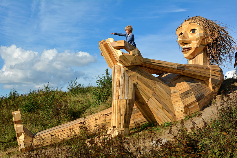 thomas-dambo-forgotten-giants-copenhagen-wooden-sculptures-designboom-010