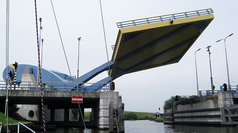 ten-amazing-moving-bridges-around-the-world-designboom-002