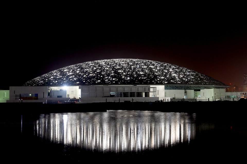 Louvre-Museum-lit-up-2