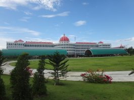 ดร.พัฒน สถาปนิกชื่อดัง พร้อมให้คำปรึกษากับผู้สนใจลงทุนพัฒนาโครงการประเภทกลุ่มอาคารเรียน ที่ Designers’ Festival 2019