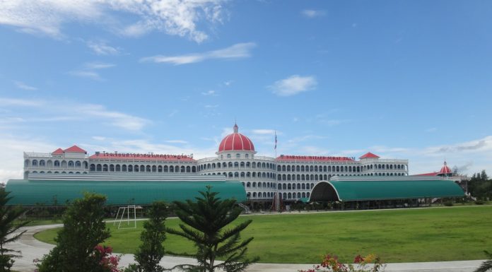 ดร.พัฒน สถาปนิกชื่อดัง พร้อมให้คำปรึกษากับผู้สนใจลงทุนพัฒนาโครงการประเภทกลุ่มอาคารเรียน ที่ Designers’ Festival 2019