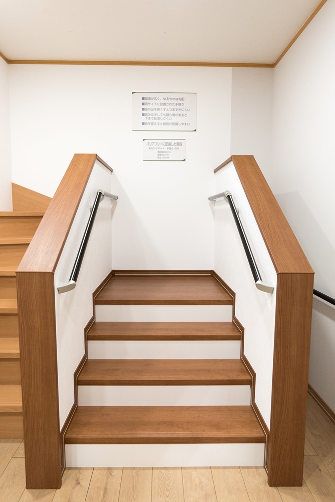 8 บันไดที่ปรับให้ความชันลดลง หน้ากว้างมากขึ้น พร้อมแถบเรืองแสงสำหรับยามกลางคืน