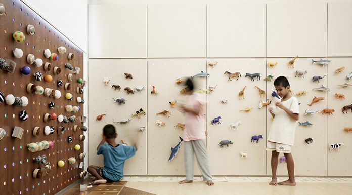 ปิ๊งไอเดีย! เรียนอักษรเบรลล์ผ่านผนังห้อง