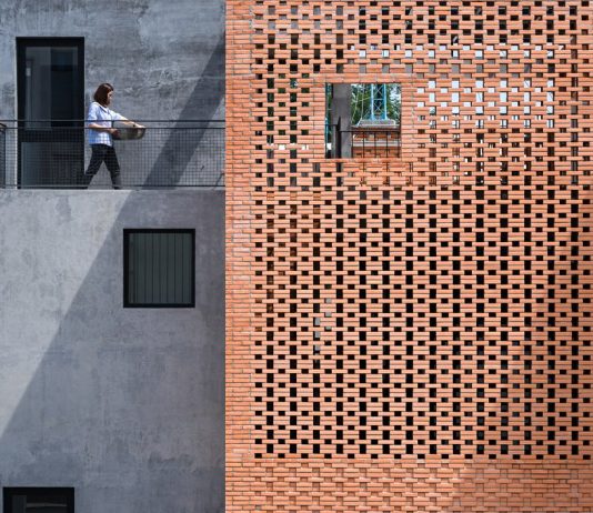 บ้าน Fusion อิฐ + คอนกรีต แตกต่างอย่างลงตัว