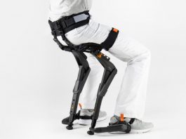 The Chairless Chair นวัตกรรมเก้าอี้แนบสรีระ หน้าตาเหมือนนั่งเก้าอี้อากาศแต่นั่งได้มั่นคง