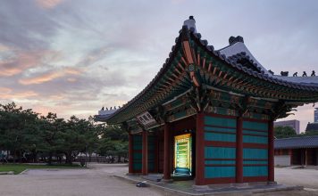 Gate of Bright Light ประตูเปลี่ยนมิติจากจอสกรีนที่พระราชวังถ็อกซูกุง เกาหลี