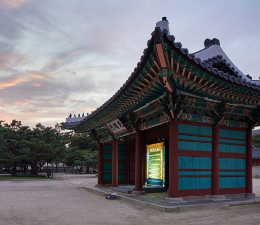 Gate of Bright Light ประตูเปลี่ยนมิติจากจอสกรีนที่พระราชวังถ็อกซูกุง เกาหลี