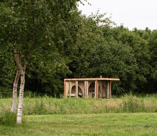 สำรวจกระท่อมกลางป่า ภายนอกเรียบแบน ภายในโค้งมน สถานที่ตากอากาศสุดเจ๋งสำหรับครอบครัว