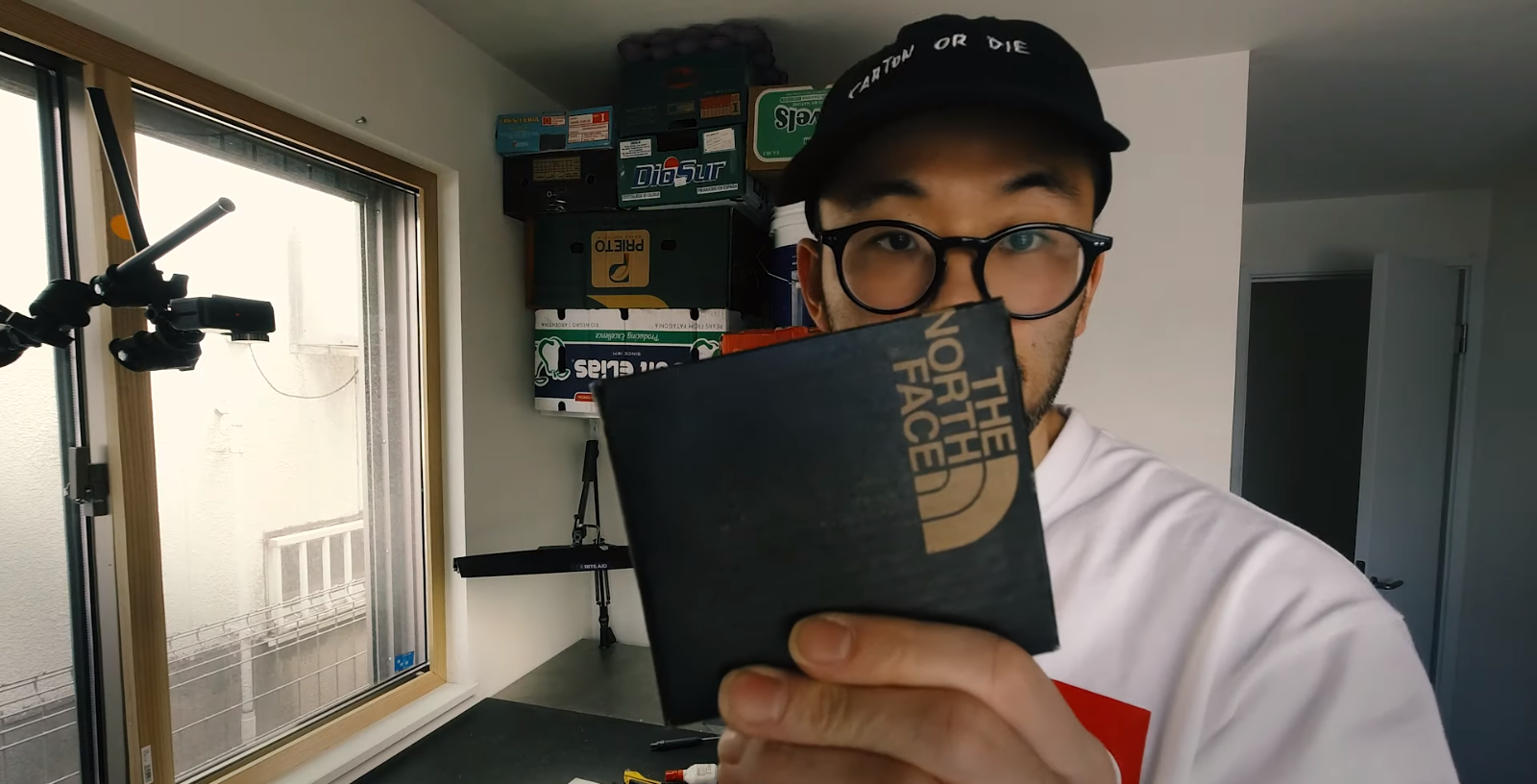 กล่องรองเท้าเก่าห้ามทิ้ง! The North Face แชร์วิธีการทำกระเป๋าสตางค์อย่างง่ายจากกล่องรองเท้า