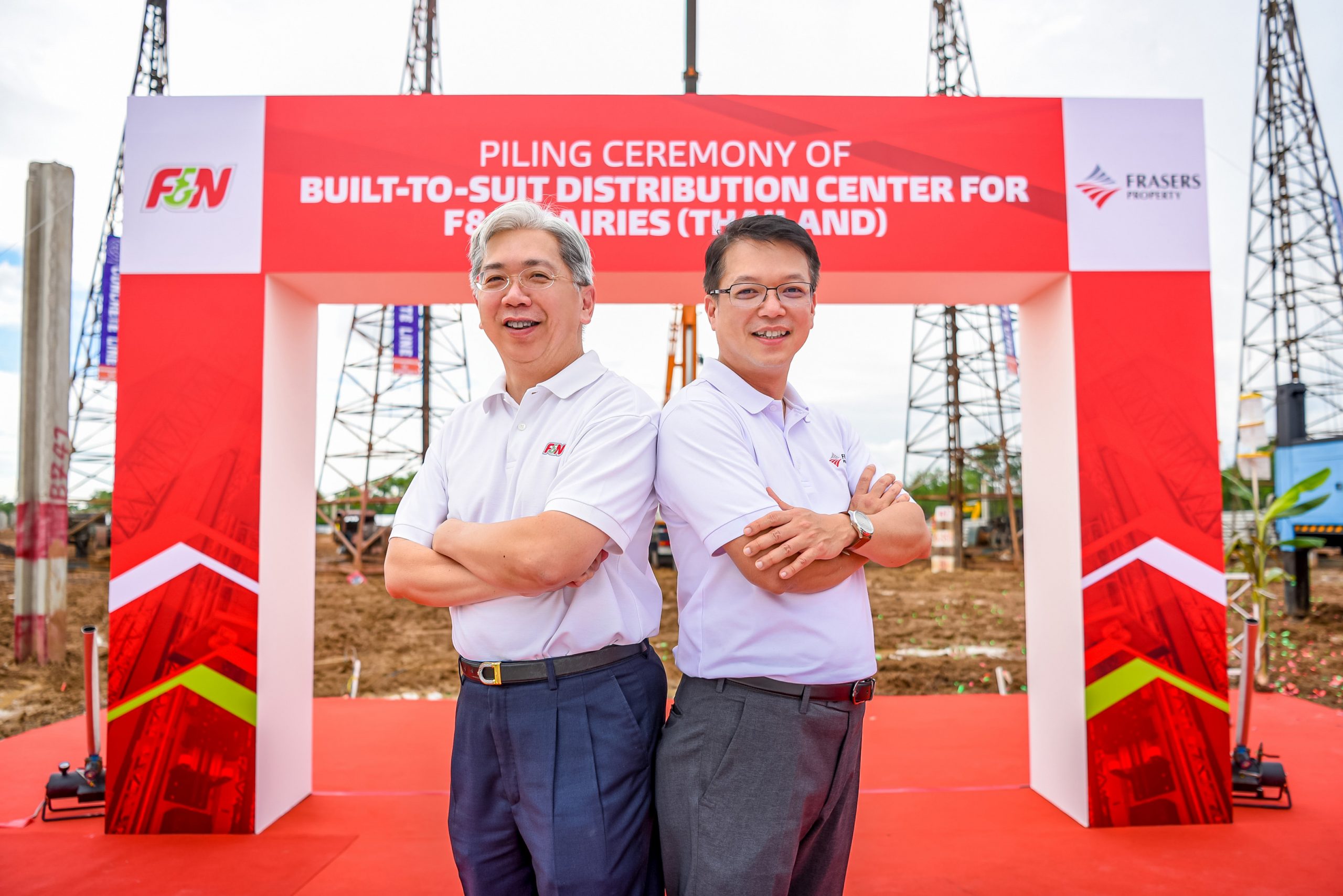 Mr. Suchit Riewcharoon, MD of F&N Dairies (Thailand) (left) and Mr. Sopon Racharaksa, President of FPT (right)