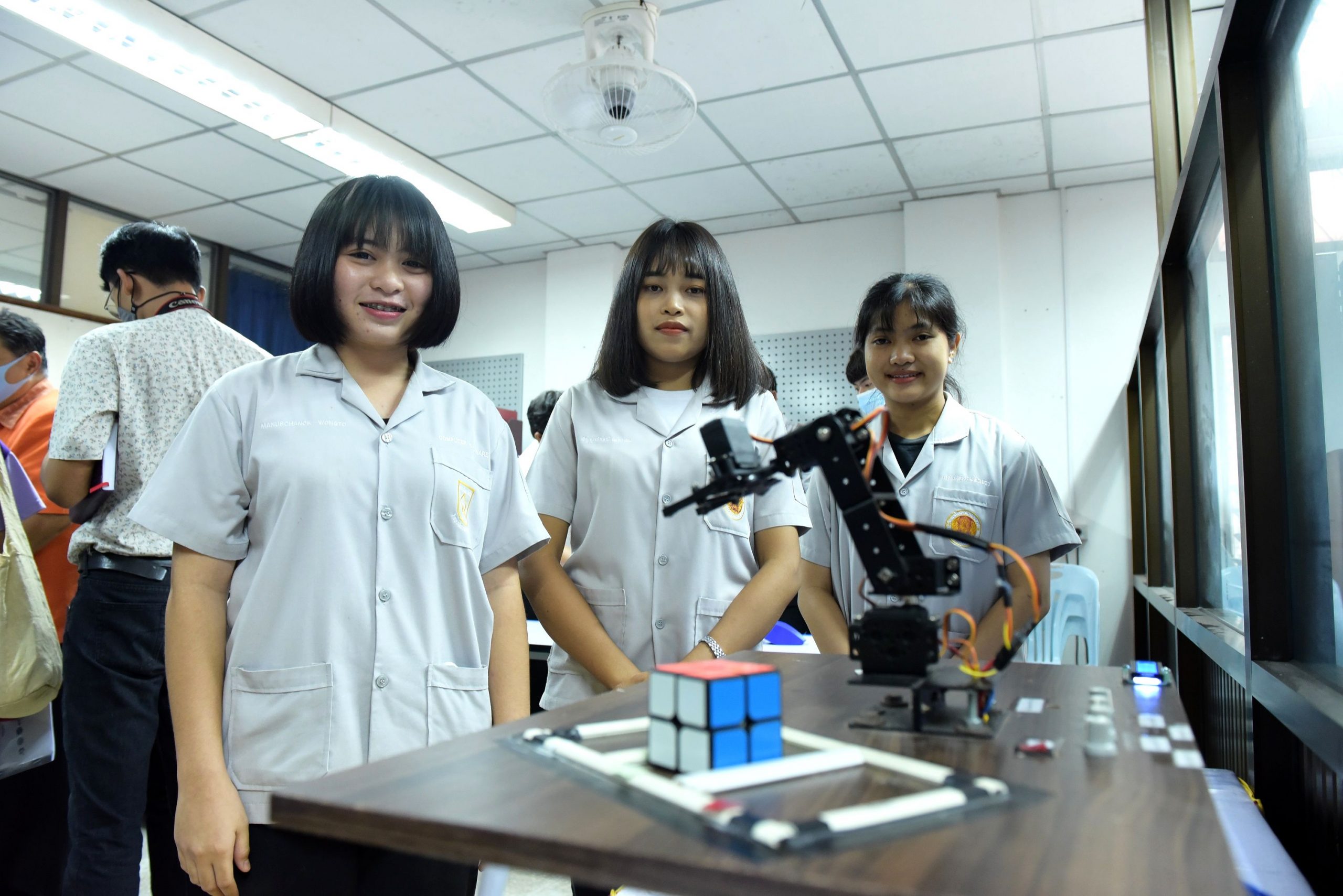 06-นักเรียนที่พัฒนาสิ่งประดิษฐ์ ผลงานชุดสาธิตแขนกล (Robot Arm)