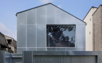 น้อยแต่มาก! บ้านจากแผ่นเหล็กชุบในโตเกียว