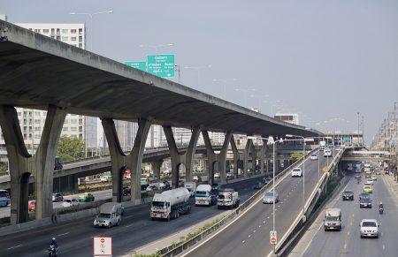02 – สะพานกลับรถแห่งใหม่ กม. 7 ใกล้ทางเข้าศูนย์การค้าเมกาบางนา