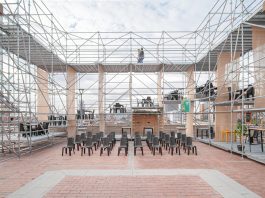 เมื่อนั่งร้านเป็นโครงสร้างของอาคาร ที่ไม่จำเป็นต้องมีผนังทึบ กับ La Concordia Amphitheater La Concordia Amphitheater