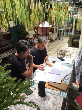 คุณสุริยะ อัมพันธศิริรัตน์ กำลังวางแผนสวนในบ้าน