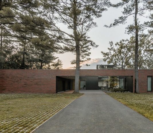 “Residence De L’isle” แรงบันดาลใจจาก “บ้านอเมริกันยุค 50” หยิบเอกลักษณ์มาใส่ในบ้านสมัยใหม่