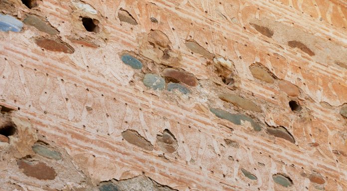 ทำความรู้จัก “Rammed Earth” เปลี่ยน ‘ดิน’ เป็น ’ผนังดินอัด’ วัสดุก่อสร้างจากธรรมชาติ