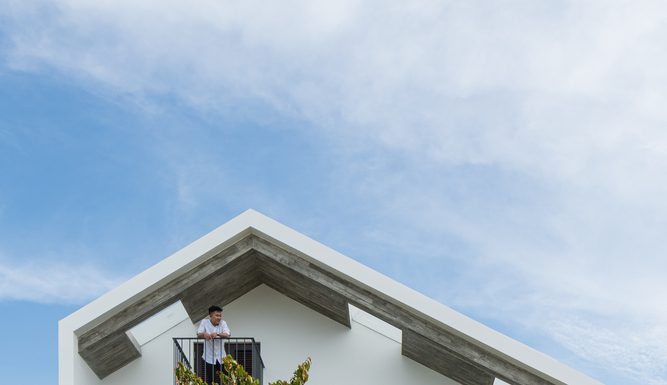 “Casa A.N” บ้านที่บิดเอาแกนบันไดของบ้าน มาเป็นพื้นที่คอร์ทผ่อนคลายในยามพักผ่อน