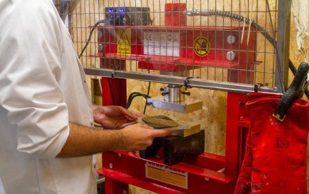 potato-peel-chip-board-design_dezeen_2364_col_2-1704×1073
