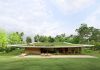“Tapera Residence” บ้านไม้กลางสวน ที่เชื่อมบ้านให้เข้าหากันด้วยหลังคาสี่เหลี่ยม