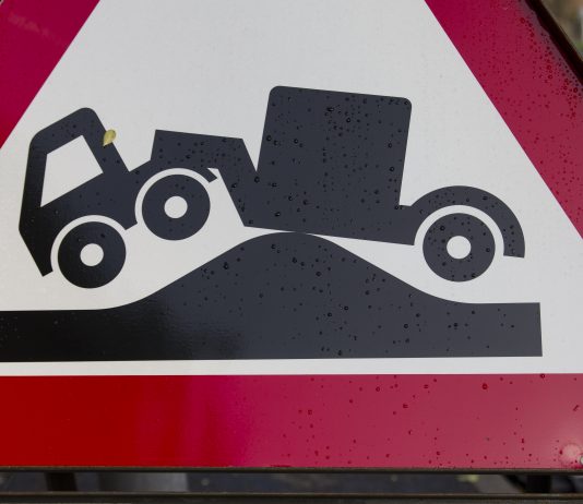 หยุดนักซิ่ง! ด้วย 4 วิธีจากมุมมองด้านการออกแบบก่อสร้าง