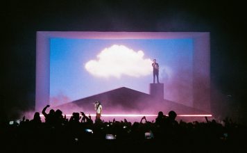 “ม่านดำและฝันร้าย” ในดีไซน์เวทีของแรปเปอร์ Slowthai