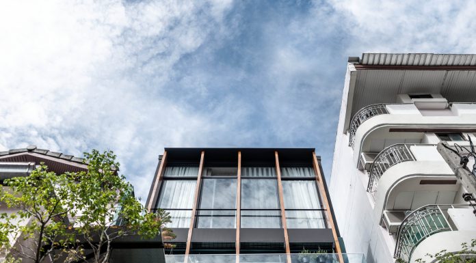 บ้านเดี่ยวสมัยใหม่ในตึกแถวรีโนเวท‘Thonburi 6 Residence’ กับแสงและสวนฝีมือ ACa Architects