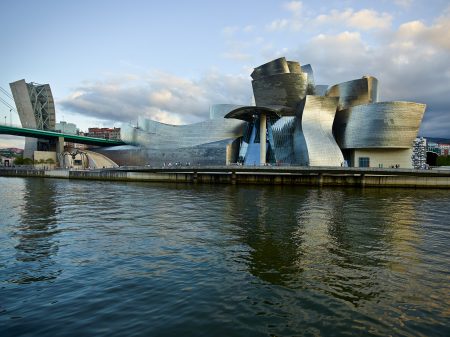 guggenheim-bilbao-frnak-gehry-deconstructivism_dezeen_2364_col_1