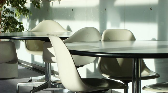 รวมผลงานเก้าอี้ Mid-Century Modern ของ Charles and Ray Eames