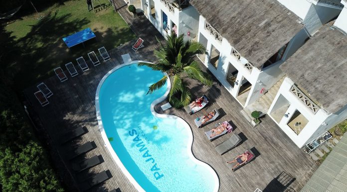 ‘Pajamas Koh Chang’ โฮสเทลสไตล์บีชเฮ้าส์/เมดิเตอร์เรเนียนที่สร้างเอกลักษณ์ด้วยสระว่ายน้ำ