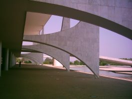 Oscar Niemeyer สถาปนิกโมเดิร์นแห่งบราซิล