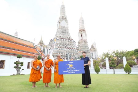 มอบสีวัดอรุณ