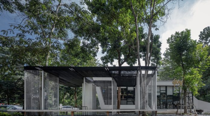 สำรวจ Grid Line Boundary Pavilion ที่เชื่อมพื้นที่ระหว่าง ธรรมชาติ ร้านกาแฟ และบริบทโดยรอบทั้งเก่าและใหม่เข้าด้วยกัน