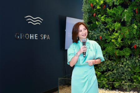 ออดรีย์ โหย่ว กล่าวทักทายและแนะนำ LIXIL Experience Center กรุงเทพฯ แก่สื่อมวลชน